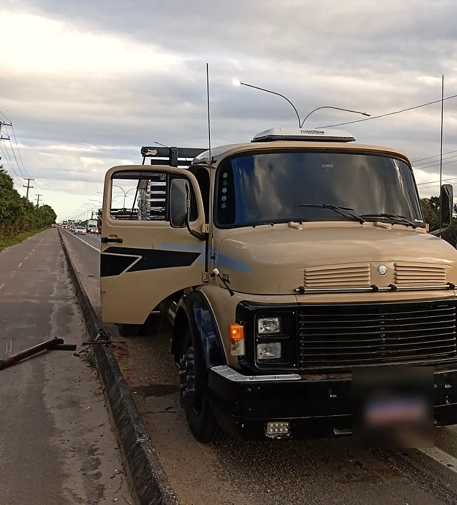 Caminhão parado no acostamento da rodovia